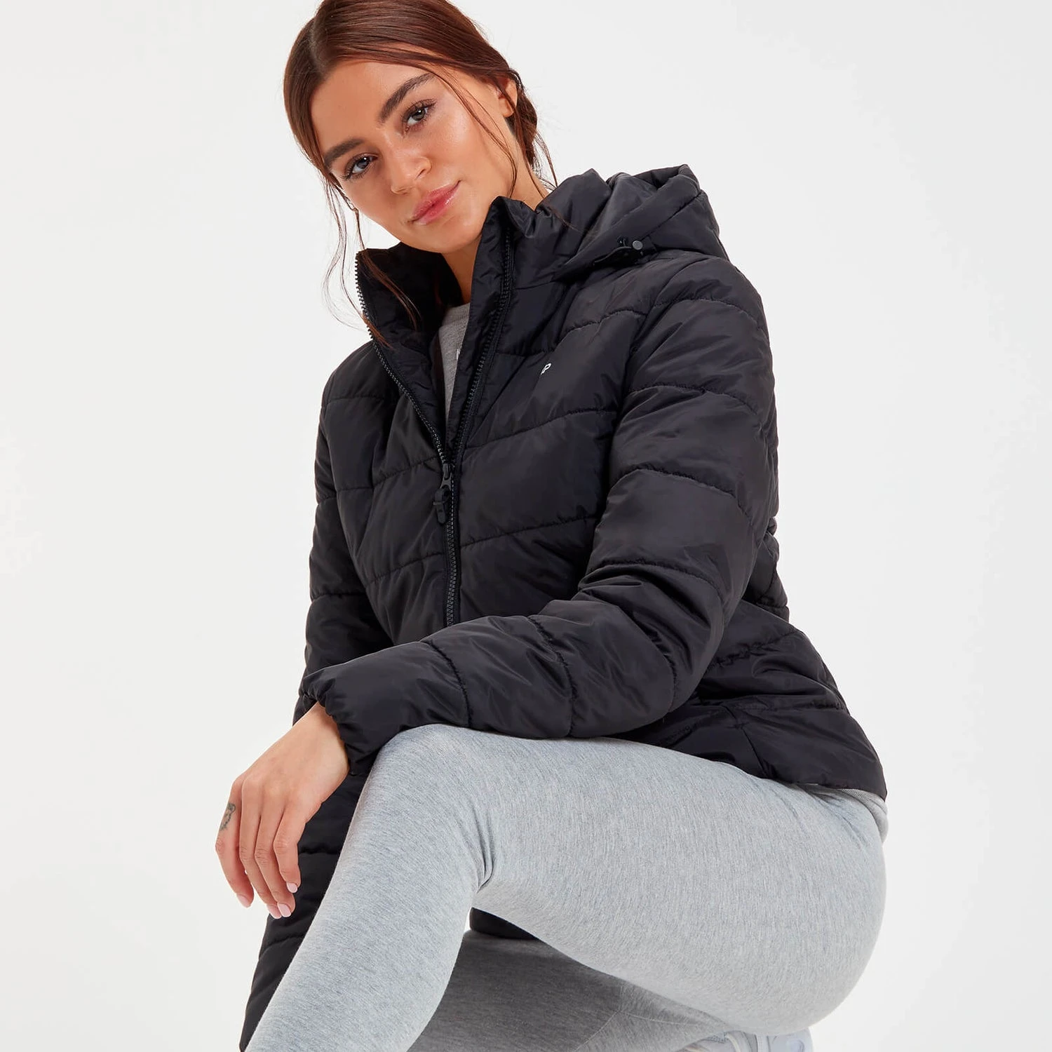 MP Outerwear Leichte Und Verstaubare Pufferjacke Mit Kapuze Für Damen - Schwarz 6 MP Outerwear Leichte Und Verstaubare Pufferjacke Mit Kapuze Für Damen - Schwarz – Bild 4