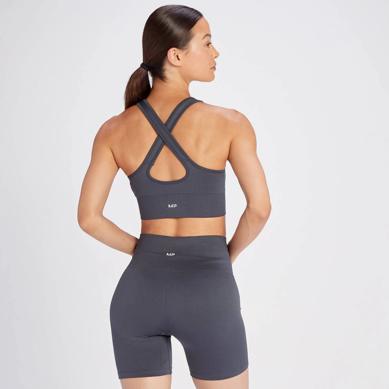 MP Women's Shape Seamless Sports Bra - Graphite 4 MP Women's Shape Seamless Sports Bra - Graphite – Bild 2